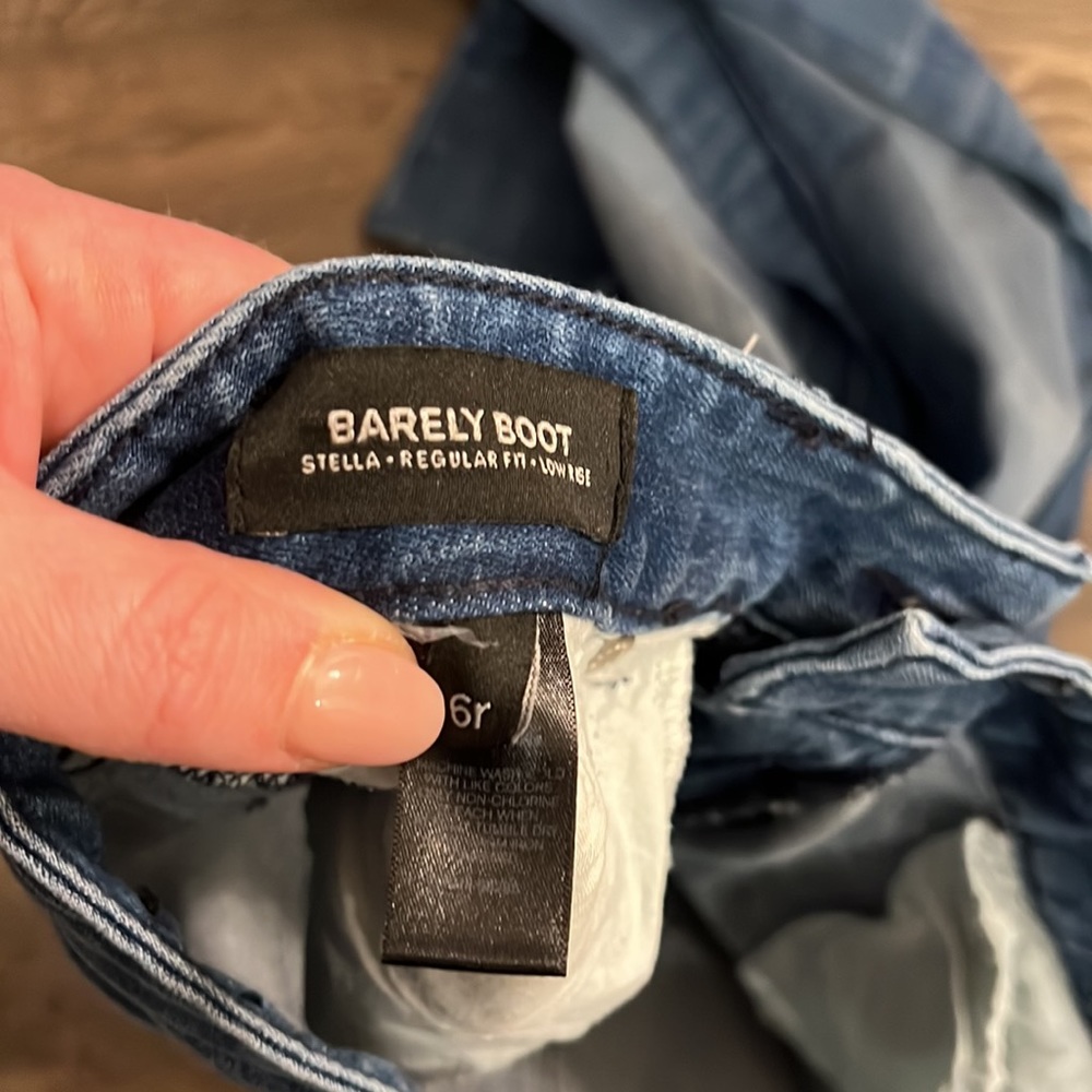 Express Size 6 Stella Low Rise Barely Boot Cut Je… - image 4